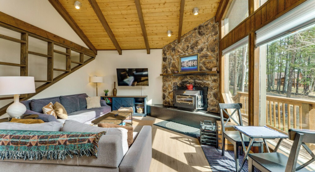 4 Mi to Angel Fire Resort: Retreat w/ Hot Tub, Varaa Lomakoti Angel Fire 