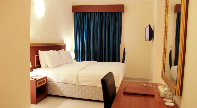 Montreal Naif Hotel
