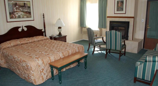 Четырёхместный номер Standard Longstreet Inn & Casino