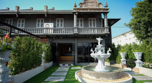 Кровать в общем номере The O-Zone Airport Inn
