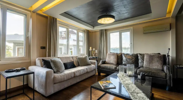 Bosphorus View Duplex w Terrace in Ortakoy, Varaa Villa Hotellit Marmara-alue pysäköinnillä, Pysäköinti