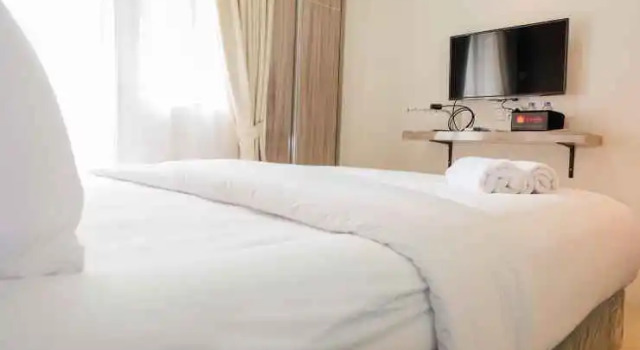 Comfortable Fully Furnished Studio Green Pramuka City Apartment By Travelio, Prenota Appartamento Cempaka Putih 