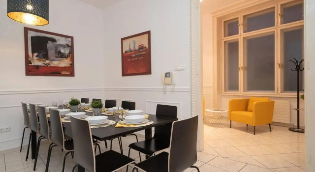 BEST located, 150 m2 5 bedrooms apt.,, Забронировать Отель Отели Будапешта с парковкой, рядом с Базар Королевского сада, Парковка