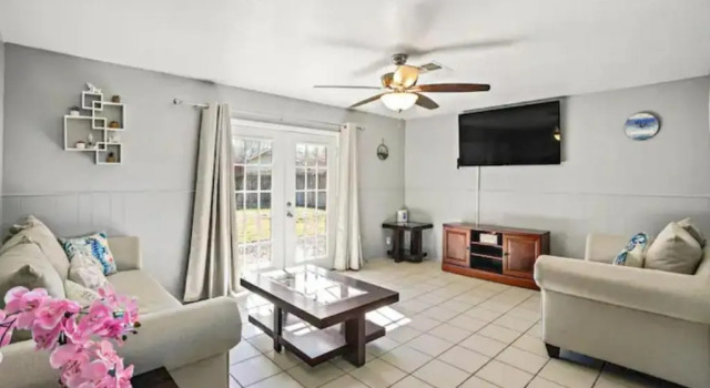Pet Friendly 3BR 15BA w 65 TVs Nearby Shopping - Birchwood, Забронировать Отель Корпус-Кристи штат Техас, рядом с Funtabulous Family Entertainment Center