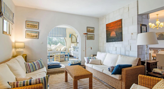 Superb beachfront villa with guest house 50m opposite