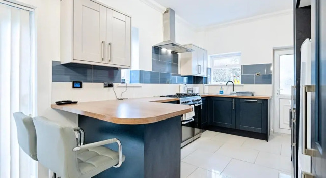 Апартаменты Spacious home with parking - TV in Every Bedroom!