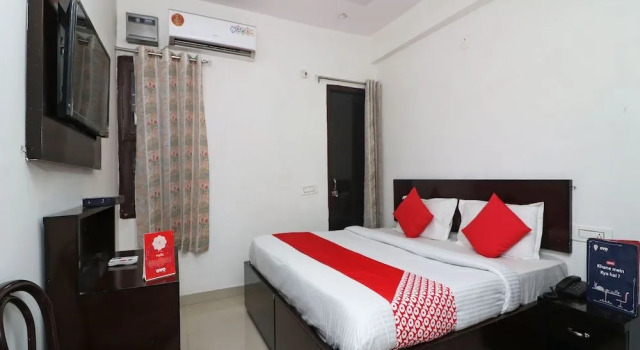 Oyo 23504 Hotel R View, Забронировать Отель Отели Рохтак с завтраком, рядом с Железнодорожная станция Рохтак, Завтраки
