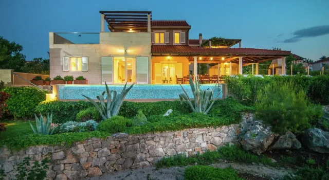 Beautiful Villa on the Island of Brac With Infinity Pool, Beach at 30 Meters, Забронировать Вилла Виллы Окрестностей Сплита, Вилла