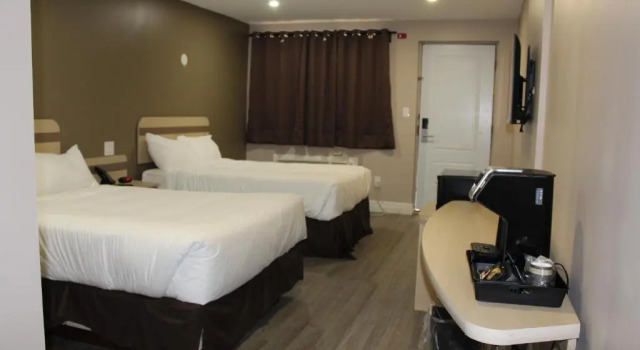 Четырёхместный номер Standard Super 8 by Wyndham Niagara Falls ON