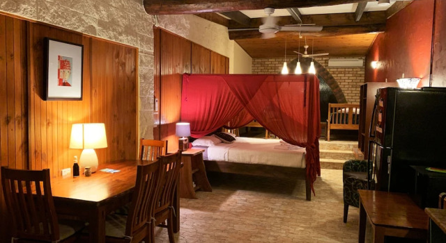 Четырёхместный семейный люкс с балконом и с видом на реку Cedar Park Rainforest Resort