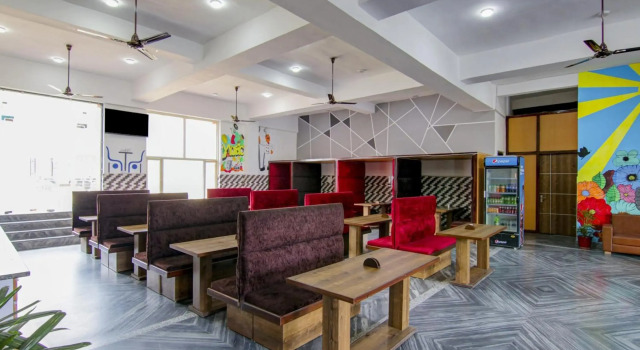 OYO Flagship 80495 Table And Talk