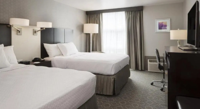 Четырёхместный номер Standard Crowne Plaza Chicago SW - Burr Ridge by IHG