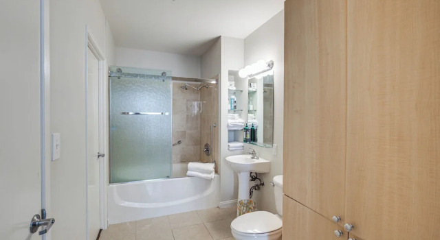 Апартаменты Luxe Long Beach Condo w/ Pool: 1 Mi to Shoreline!