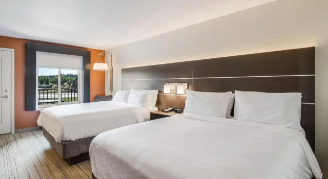 Четырёхместный номер Standard с балконом Holiday Inn Express Hotel & Suites Custer by IHG