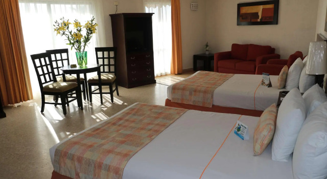 Четырёхместный люкс Best Western Hotel Posada Freeman Zona Dorada