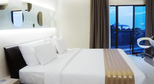 Двухместный номер Premier CHIC Tower с балконом и с видом на море Pattaya Discovery Beach Hotel