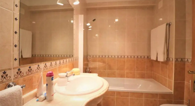 Апартаменты Stylish 2BR Apartment With Pool, Parking & Wifi