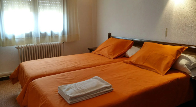 Hostal L´Esplai, Book Hostel / Vandrerhjem Hostels i Alt Empordà, Hostel / Vandrerhjem