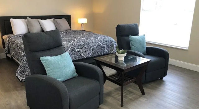 Люкс Grand Lazy Cuckoo Inn - Sleek and Stylish Studio Apartments