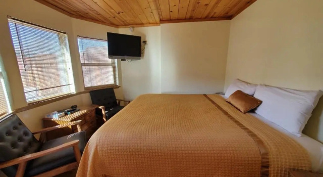 Четырёхместный семейный люкс Kernville Inn