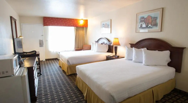 Четырёхместный номер Standard Queens Inn Anaheim