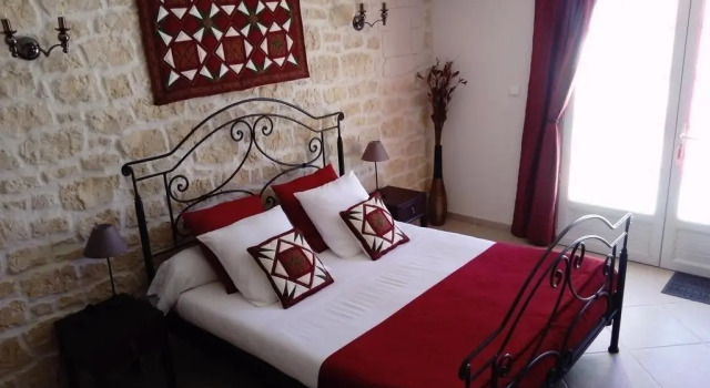 Chez Isabelle et Guy B&B, Забронировать Отель «постель и завтрак» Отели Вара с бассейном, Бассейн