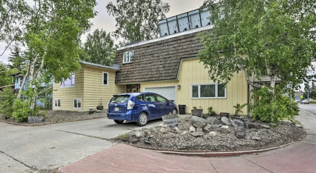 Коттедж Vibrant 3BR Near Downtown w/ Fireplaces