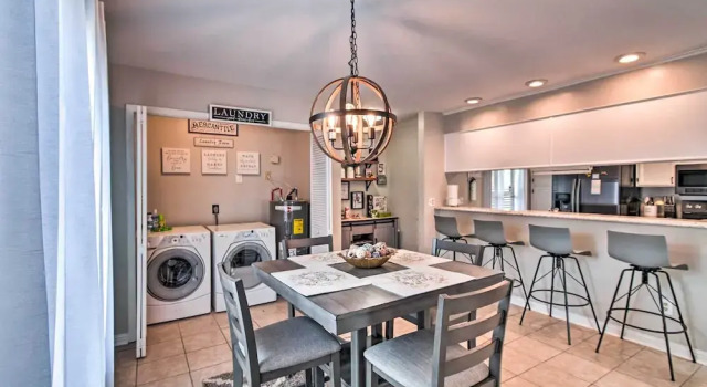 Коттедж Fayetteville Vacation Rental w/ Sunroom & Yard