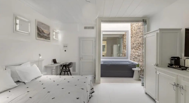 Номер Superior Skylight - 1873 Seafront Luxury Suites on the Harbor, City Center