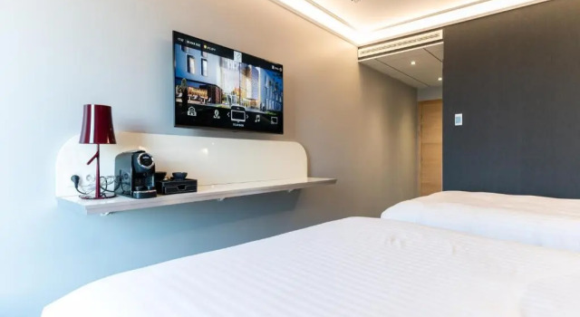 Трёхместный номер Deluxe Hotel Dali Val dEurope, Tapestry Collection by Hilton