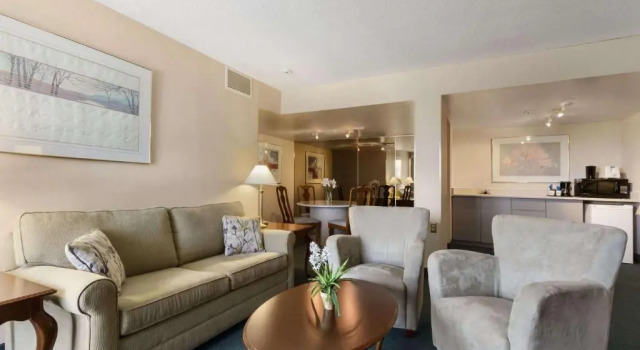 Двухместный люкс c 1 комнатой с видом на воду Ramada by Wyndham Belleville Harbourview Conference Center