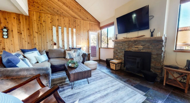San Sierra 26 Pet-Friendly, Mountain Modern, Walk to The Village by RedAwning, Забронировать Апартаменты/квартира Маммот-Лейкс Маммот, рядом с Гондольный подъемник Вилидж
