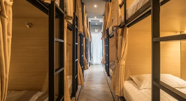 Кровать в общем номере с балконом Sleep Box Patong Hostel