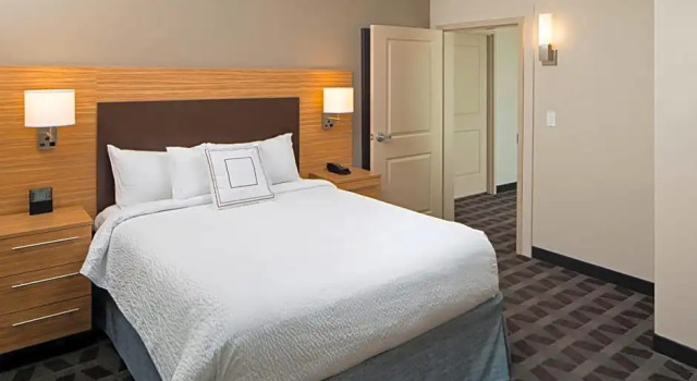 Двухместный люкс TownePlace Suites by Marriott Foley at OWA