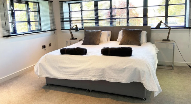 Continental Apartments at Wallis Square with Parking, WiFi & Netflix, Забронировать Апартаменты/квартира Отели Суррей с парковкой, Парковка
