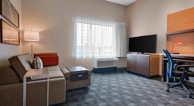 Двухместный люкс c 1 комнатой с видом на внутренний двор TownePlace Suites by Marriott Detroit Allen Park