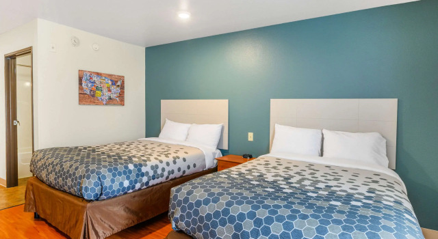 Четырёхместный номер Standard Econo Lodge Hammond