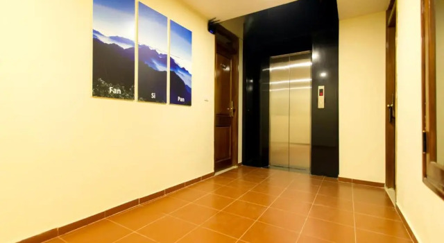 Трёхместный номер Стандарт с окном без вида с балконом Sapa Centre Hotel