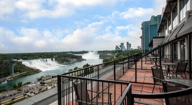 Номер Standard с балконом The Brock Niagara Falls Fallsview, Tapestry by Hilton