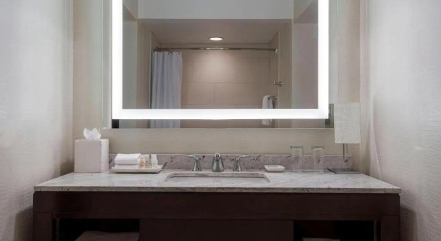 Шестиместный номер Standard Renaissance Baton Rouge Hotel