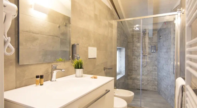 Полулюкс LA QUADRA SUITES - The super central apartments in Iseo, with daily housekeeping included