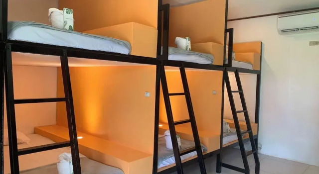 Кровать в общем номере Green Dales Travellers Inn Puerto Princesa