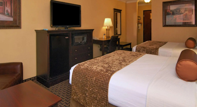 Четырёхместный номер Standard Best Western Plus Southpark Inn & Suites