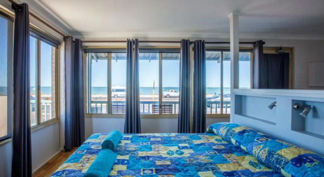 Апартаменты рядом с пляжем Shark Bay Seafront Apartments