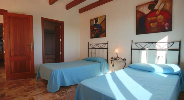 Private 4-bedroom Villa w/ Pool, Summer Kitchen & Expansive Living Space