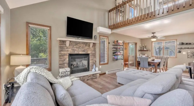 Коттедж Steps To The Lake House, Hot tub, Game room, Deck