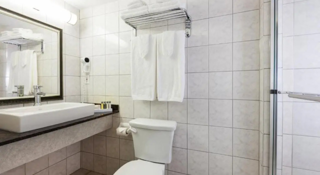 Четырёхместный номер Standard Hotel Espresso Montreal Downtown