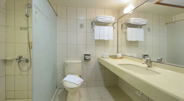 Четырёхместный номер Standard с балконом и с видом на горы Sun Moon Lake Teachers Hostel