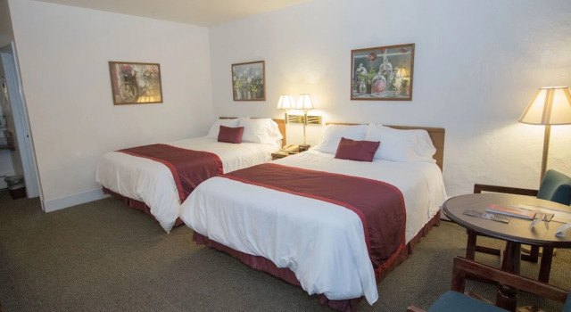 Четырёхместный номер Standard Chalet Motel Mequon