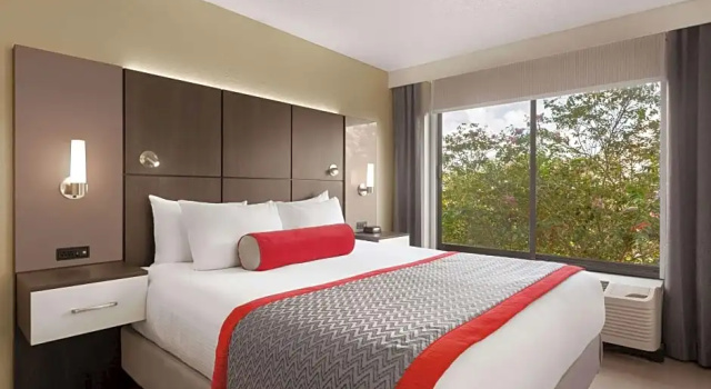 Люкс Ramada by Wyndham Suites Orlando Airport- Free Airport Shuttle